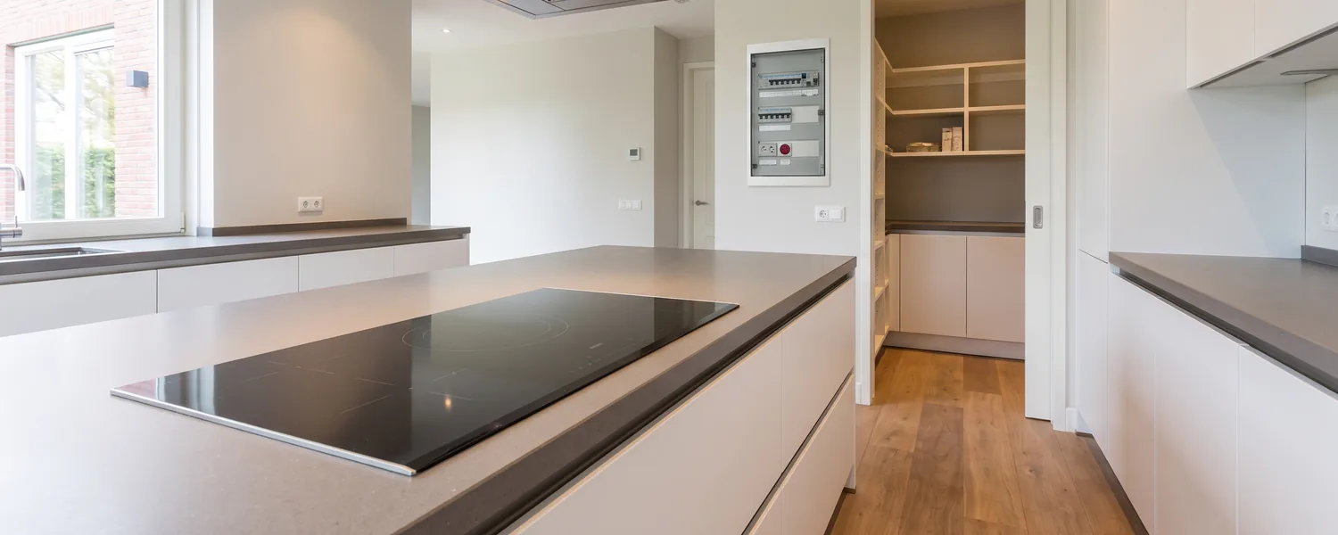 kookgroep moderne keuken met inductiekookplaat